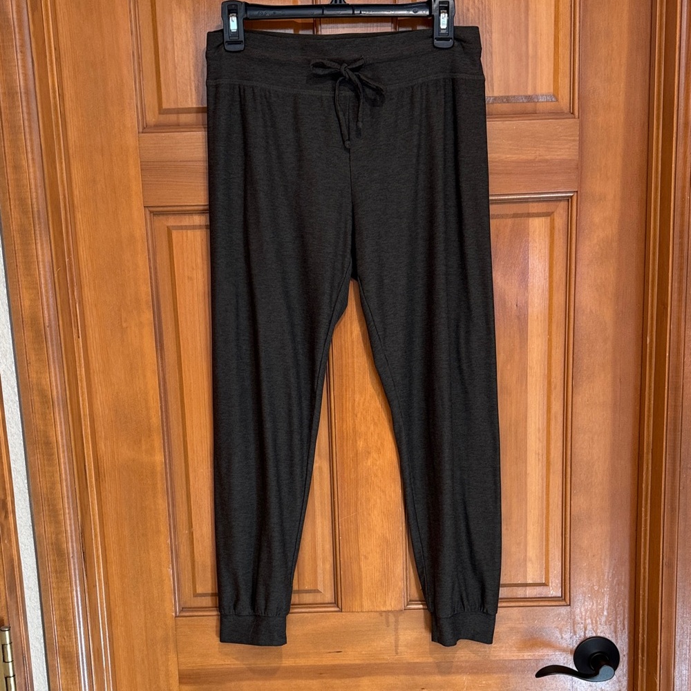 🌺 Beyond Yoga Black Drawstring Jogger Pants Color: Hunter Green